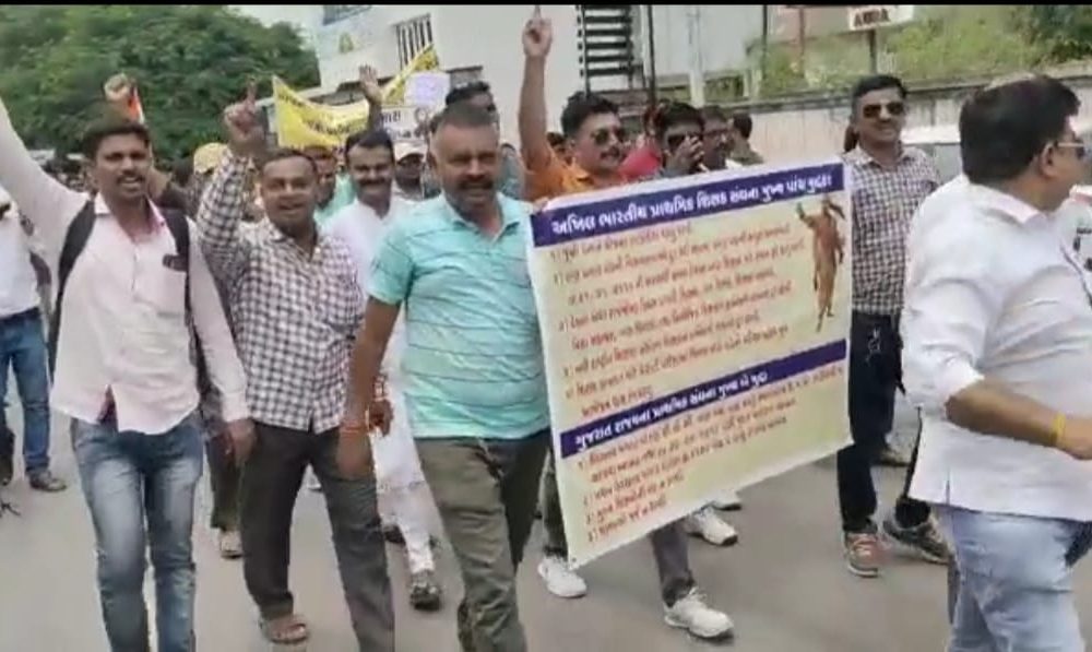 bhavnagar-district-teachers-on-the-field-re-enforce-the-old-pension-scheme-5-thousand-teachers-strike