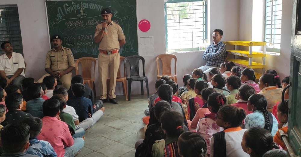 sihore-police-organized-a-seminar-in-primary-school-to-create-awareness-among-students-about-cyber-crime