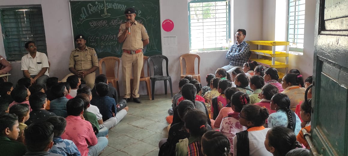 sihore-police-organized-a-seminar-in-primary-school-to-create-awareness-among-students-about-cyber-crime