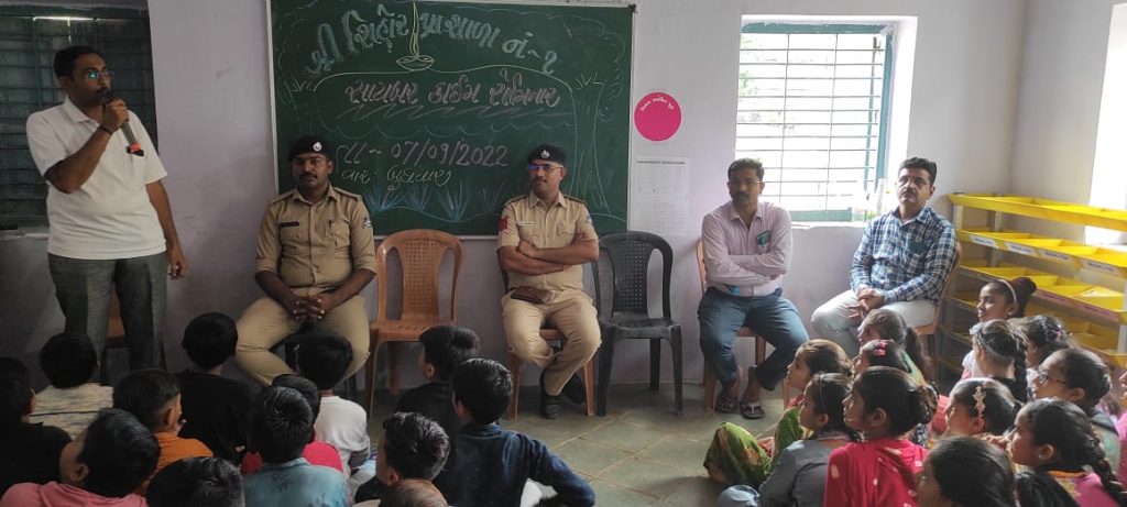 sihore-police-organized-a-seminar-in-primary-school-to-create-awareness-among-students-about-cyber-crime