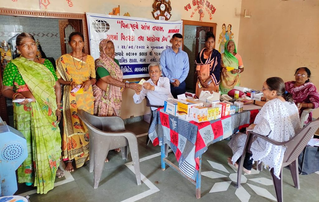 a-health-camp-was-held-at-narmad-village-in-bhal-area