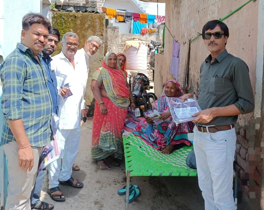 sehore-city-and-taluka-congress-started-election-campaign-with-door-to-door-leaflet-distribution