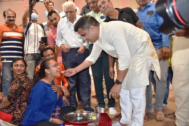 minister-of-state-for-home-affairs-and-minister-for-education-receiving-the-blessings-of-acharya-bhagwantshri-nirmalchandra-surishwarji-maharaj-at-town-hall