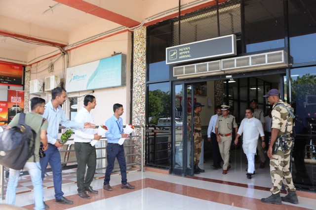 A warm welcome to Shri Harshbhai Sanghvi, Minister of State for Home Affairs at Bhavnagar Airport