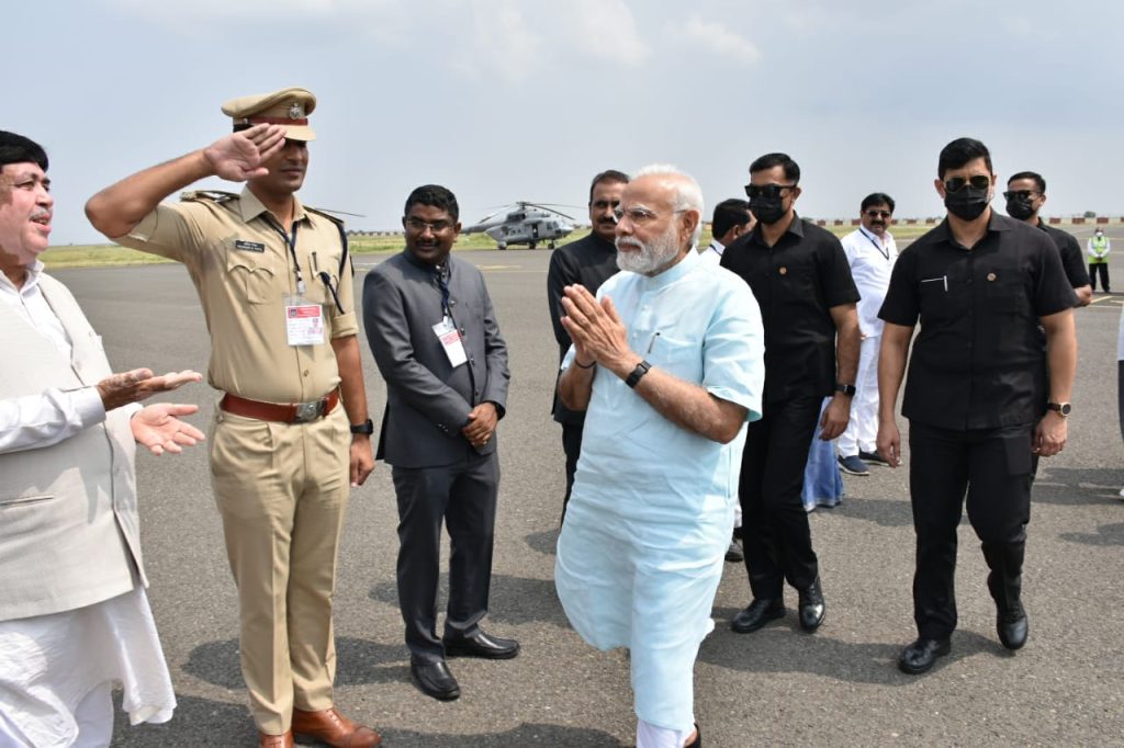 Chief Minister and dignitaries welcoming the Prime Minister at Bhavnagar Airport
