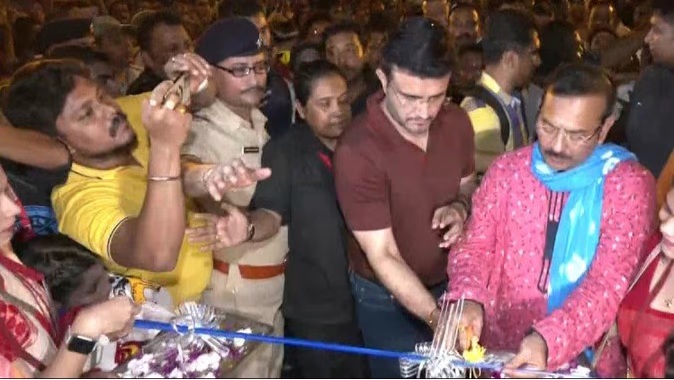 in-kolkata-durga-puja-pandal-like-lords-balcony-sourav-ganguly-reached-and-hoisted-the-tricolor