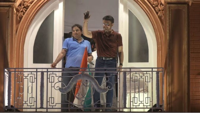 in-kolkata-durga-puja-pandal-like-lords-balcony-sourav-ganguly-reached-and-hoisted-the-tricolor