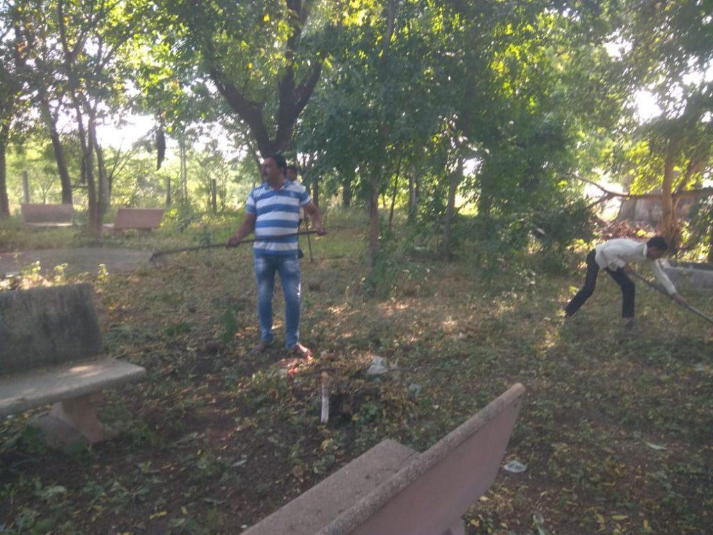 The youth of Ishwariya village of Sihore celebrated Diwali by cleaning the graveyard