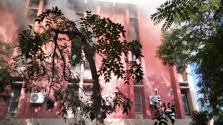 fire-in-secretariat-building-of-gandhinagar-3-vehicles-of-the-fire-brigade-reached-the-spot