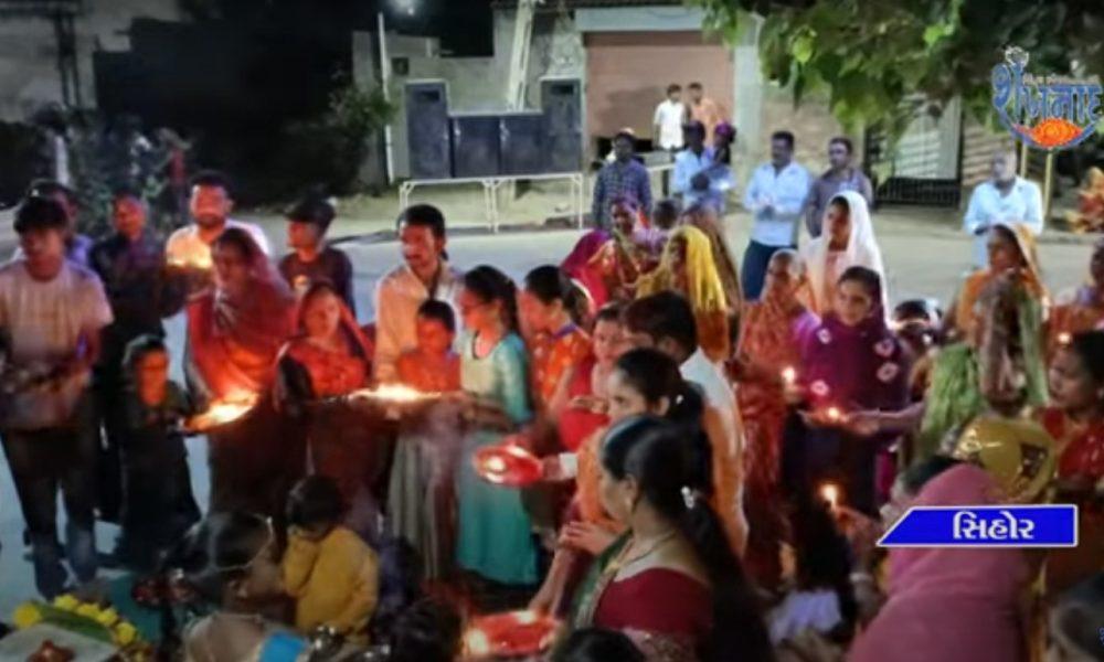 Mahaarti and Rasgarba were organized by Vishwanath Yuva Mandal in Sihore Patel Pham area.
