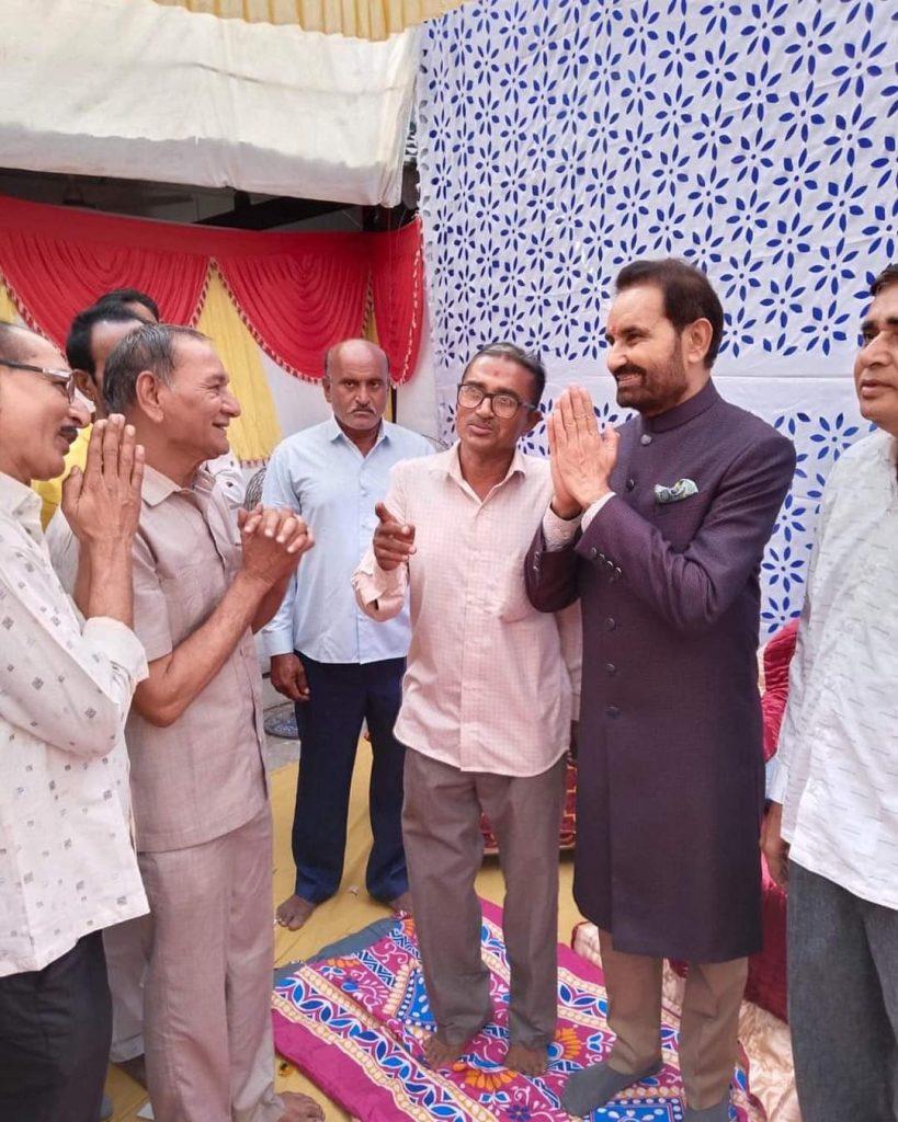 In the presence of thousands of well-wishers and activists, a charity meeting was held at the residence of Shaktisinh Gohil in Limda.