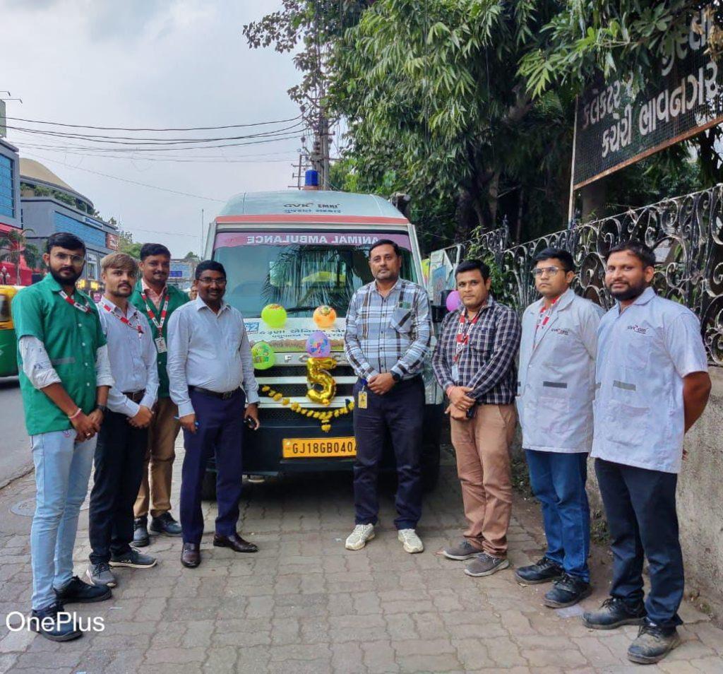 five-years-of-karuna-animal-ambulance-was-celebrated-by-cutting-a-cake-in-the-presence-of-the-collector