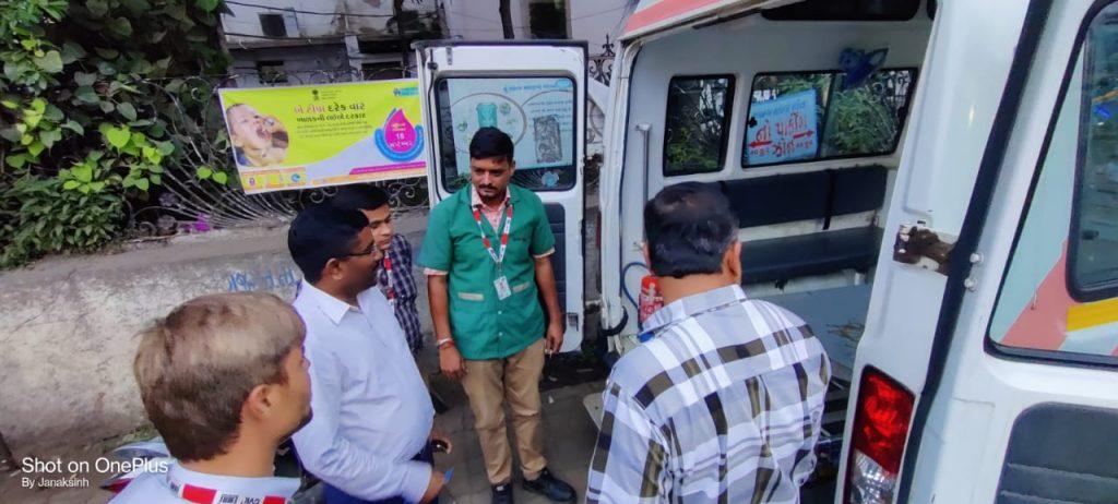 five-years-of-karuna-animal-ambulance-was-celebrated-by-cutting-a-cake-in-the-presence-of-the-collector