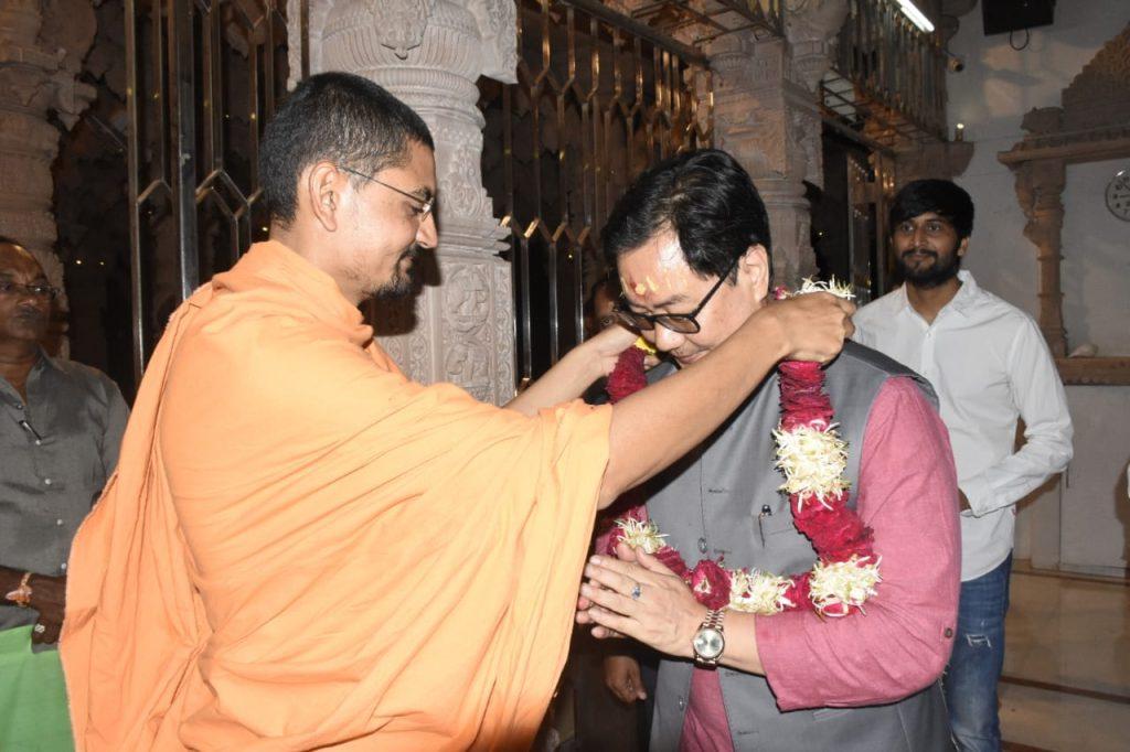 Union Law and Justice Minister Kiren Rijiju paying darshan at Mahuva Swaminarayan Temple
