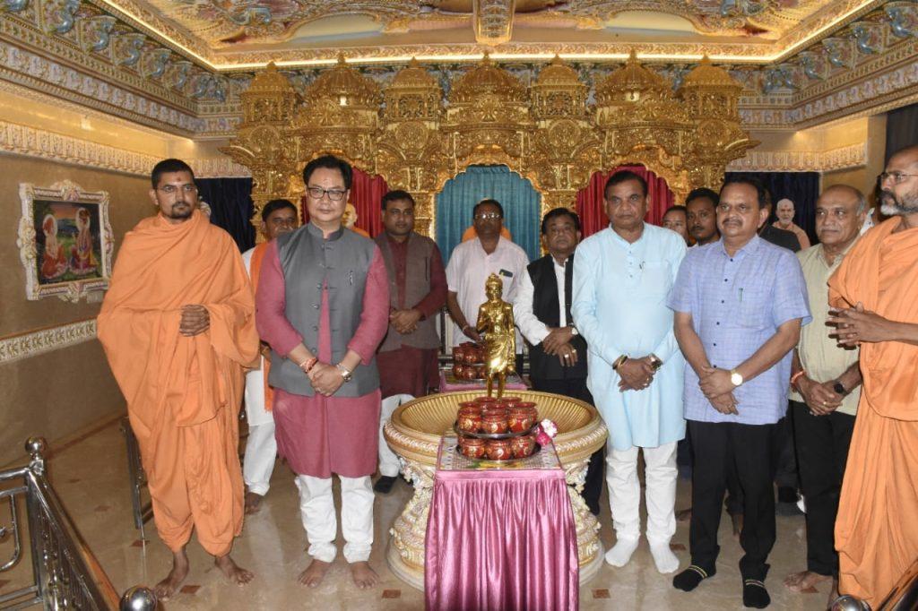 Union Law and Justice Minister Kiren Rijiju paying darshan at Mahuva Swaminarayan Temple