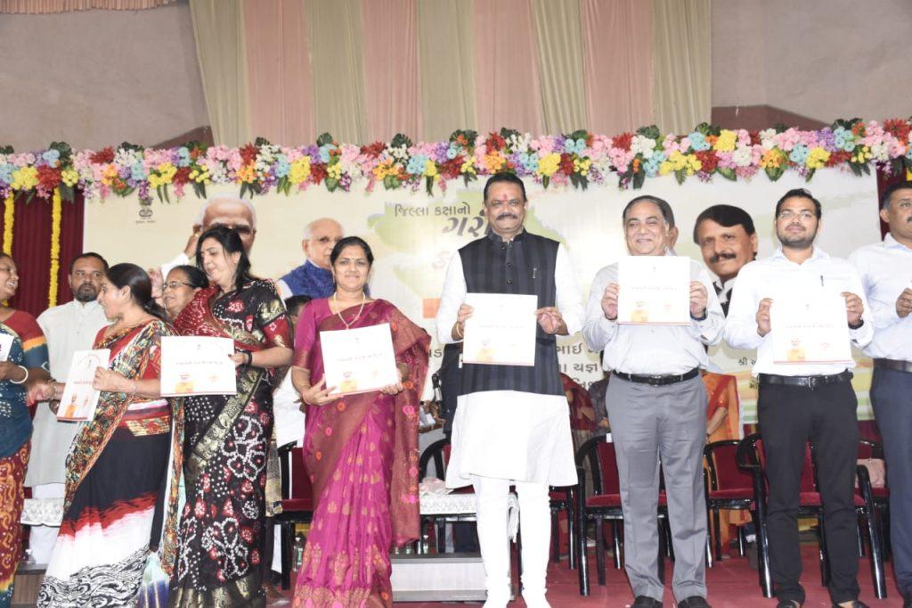 under the chairmanship of Minister Jitubhai Vaghani district level garib kalyan mela was held at bhavnagar