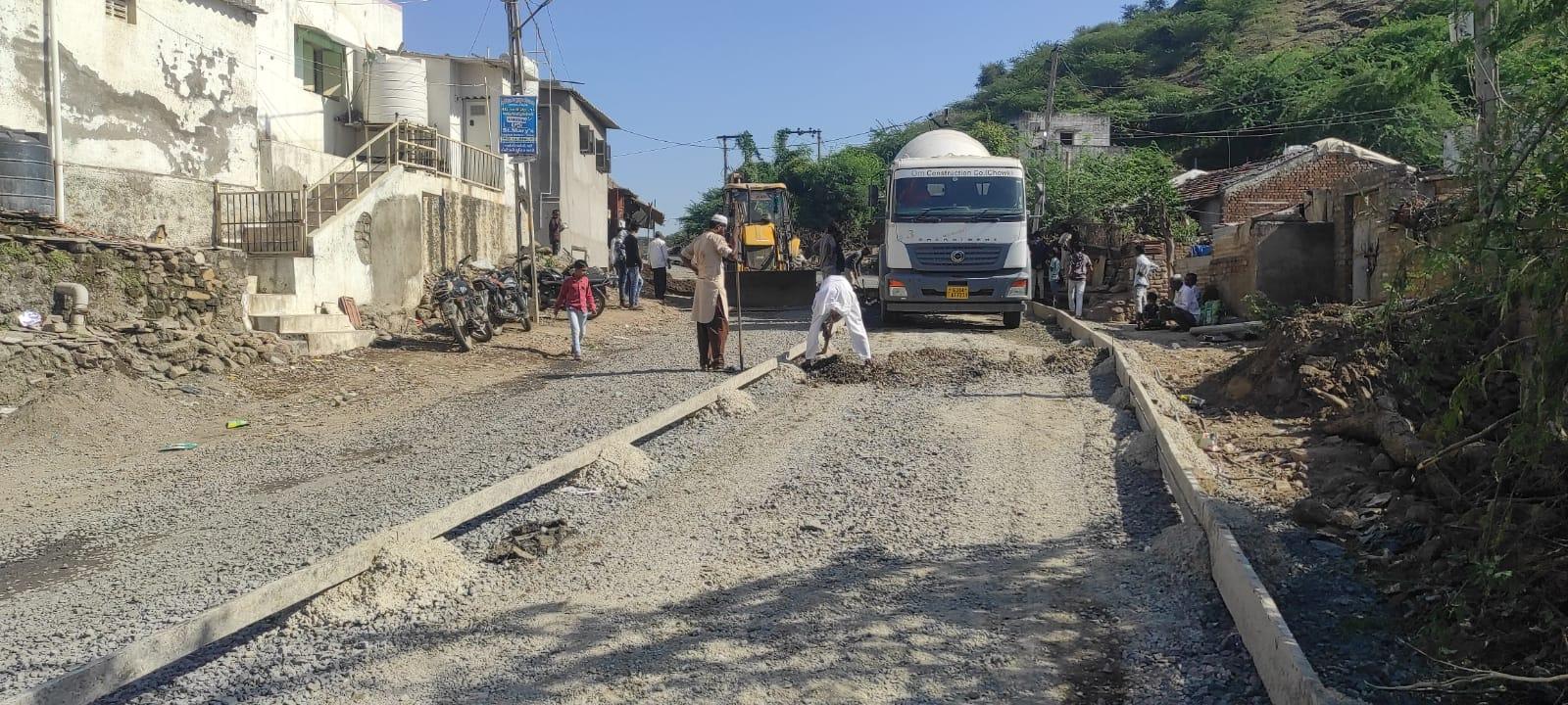 Due to the road work, traffic was stopped from Tana Chowk of Sihore to Surka Darwaza Lilapir.