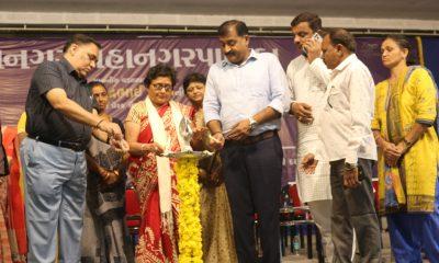 in-bhavnagar-the-city-level-life-card-distribution-program-was-held-in-the-presence-of-mla-vibhavariben-dave