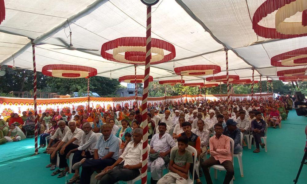 in-the-virtual-presence-of-prime-minister-narendra-modi-a-program-to-distribute-ayushyamaan-cards-was-held-at-shiv-kunj-ashram-adhewada-bhavnagar