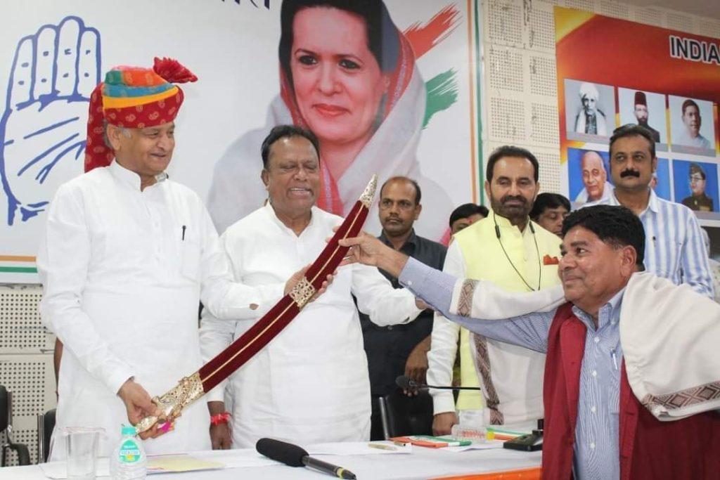 former-state-minister-of-bjp-manu-chavda-joined-congress