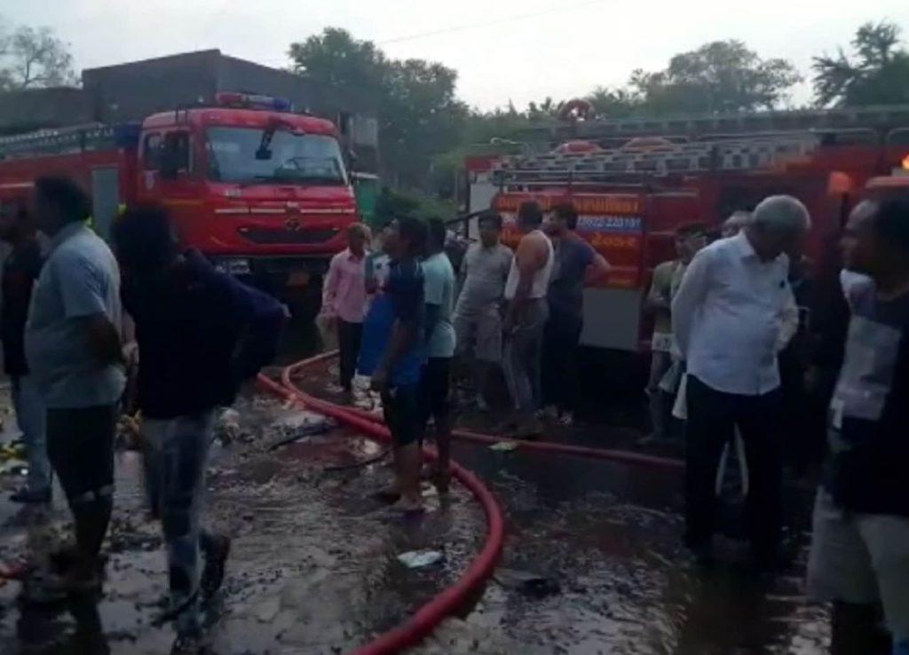 A terrible fire broke out in the godown of Balaji Wafers at Surat! 11 trucks burnt down
