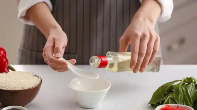 easy-kitchen-hacks-using-vinegar-how-to-use-vinegar-for-diwali-cleaning