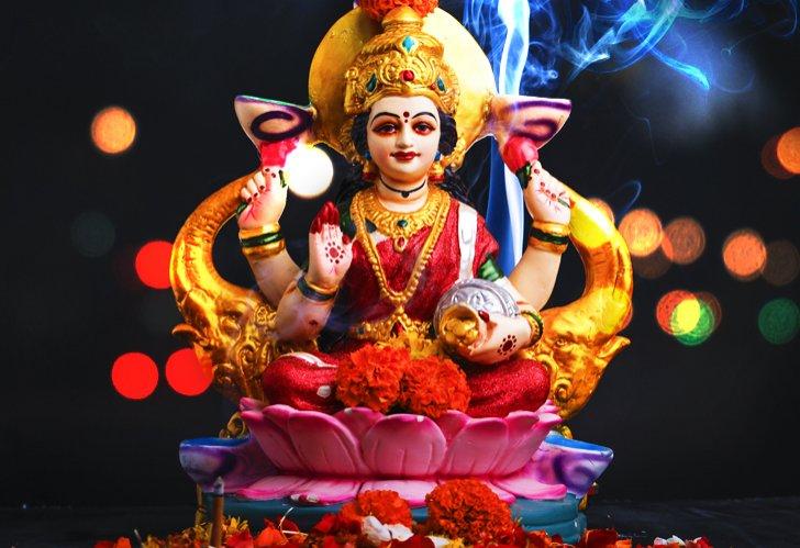 do-these-remedies-on-friday-to-get-maa-lakshmi-blessing