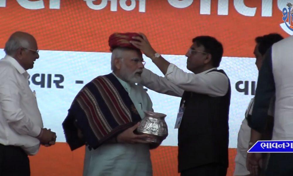 Bhavnagar became Modimay Jawahar Maidan, a large number of people gathered to welcome the Prime Minister.