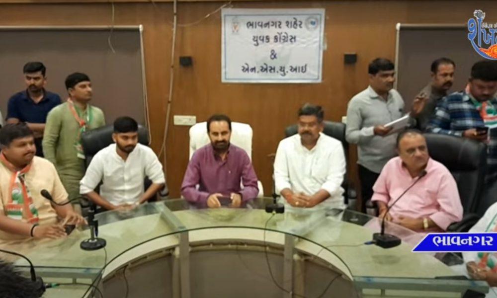 Bhavnagar district NSUI and Congress office-bearers Shaktisinh Gohil gave instructions to the kayakers.