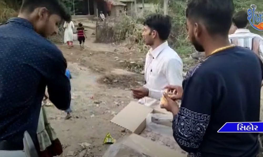 Food packets were distributed to children in memory of Puvan Ramanuja by Yuva Yug Paramita Sanganthan.