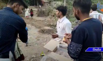 Food packets were distributed to children in memory of Puvan Ramanuja by Yuva Yug Paramita Sanganthan.