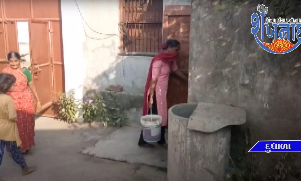 In Dudhala village of Palitana, people are protesting against sewage issue.