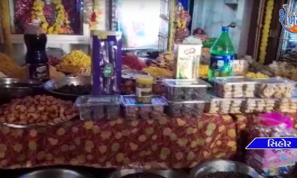 Thousands of devotees visited Annakoot at Sihore's Thakardwara Temple and Mahalakshmi Temple on New Year.