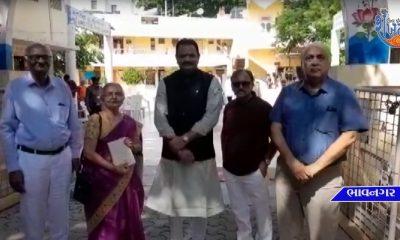 Jeetubhai Vadhani visited the old age home at Bhavnagar Dhodha Sakal.