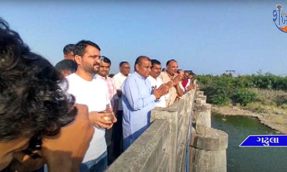 At Garhula village, the leaders joined for 'Ma Narmada Neer Vadhamana' at the reservoir.