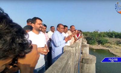 At Garhula village, the leaders joined for 'Ma Narmada Neer Vadhamana' at the reservoir.