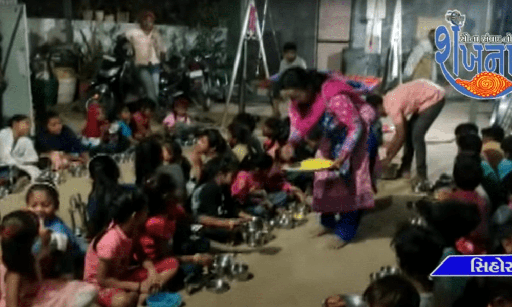 At Swaminarayan Seva Kendra located in Nawa Gundala Ramnagar area of Sihor, Batuk Bhojan was organized.