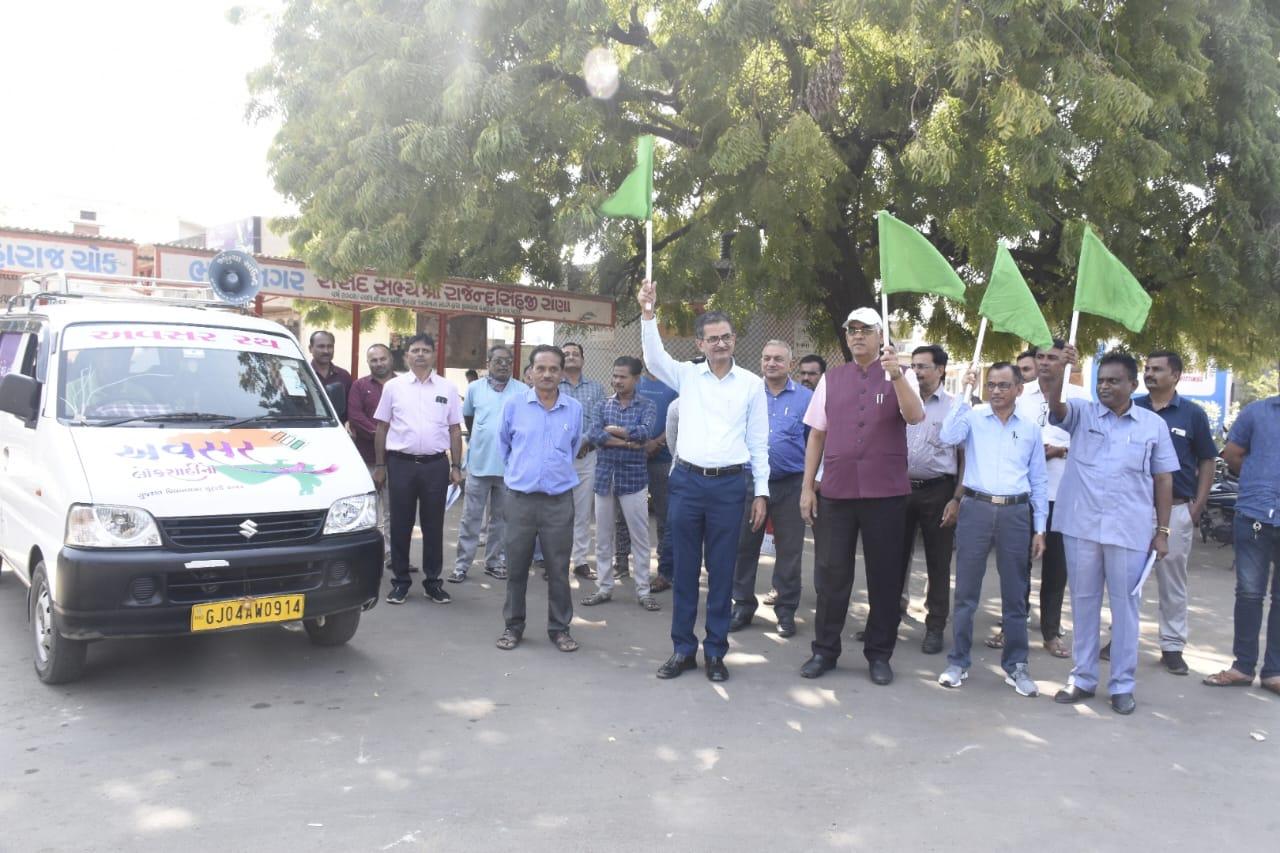 District Collector DK Parekh hoisting the green flag on Avasar Rath.
