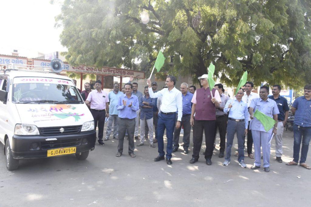 District Collector DK Parekh hoisting the green flag on Avasar Rath.