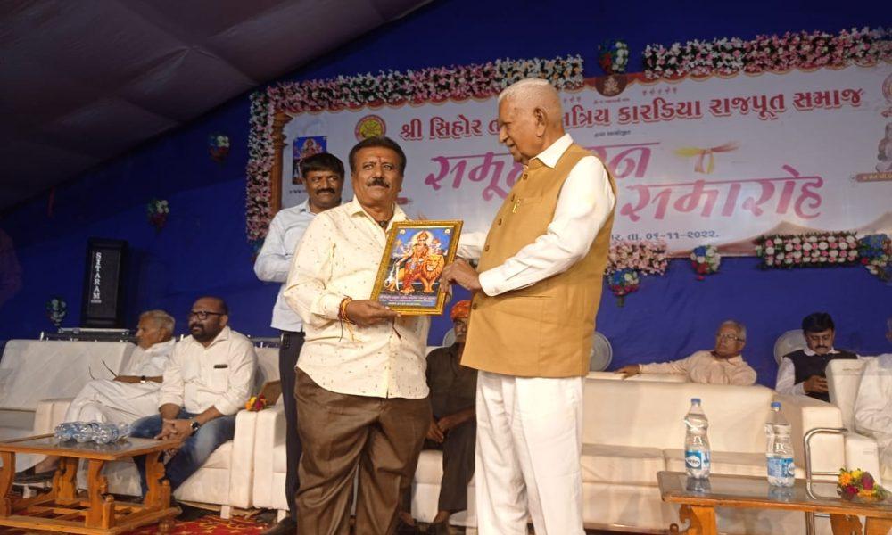 Shankhnad associate journalist Haresh Pawar was honored by Vajubhai Vala