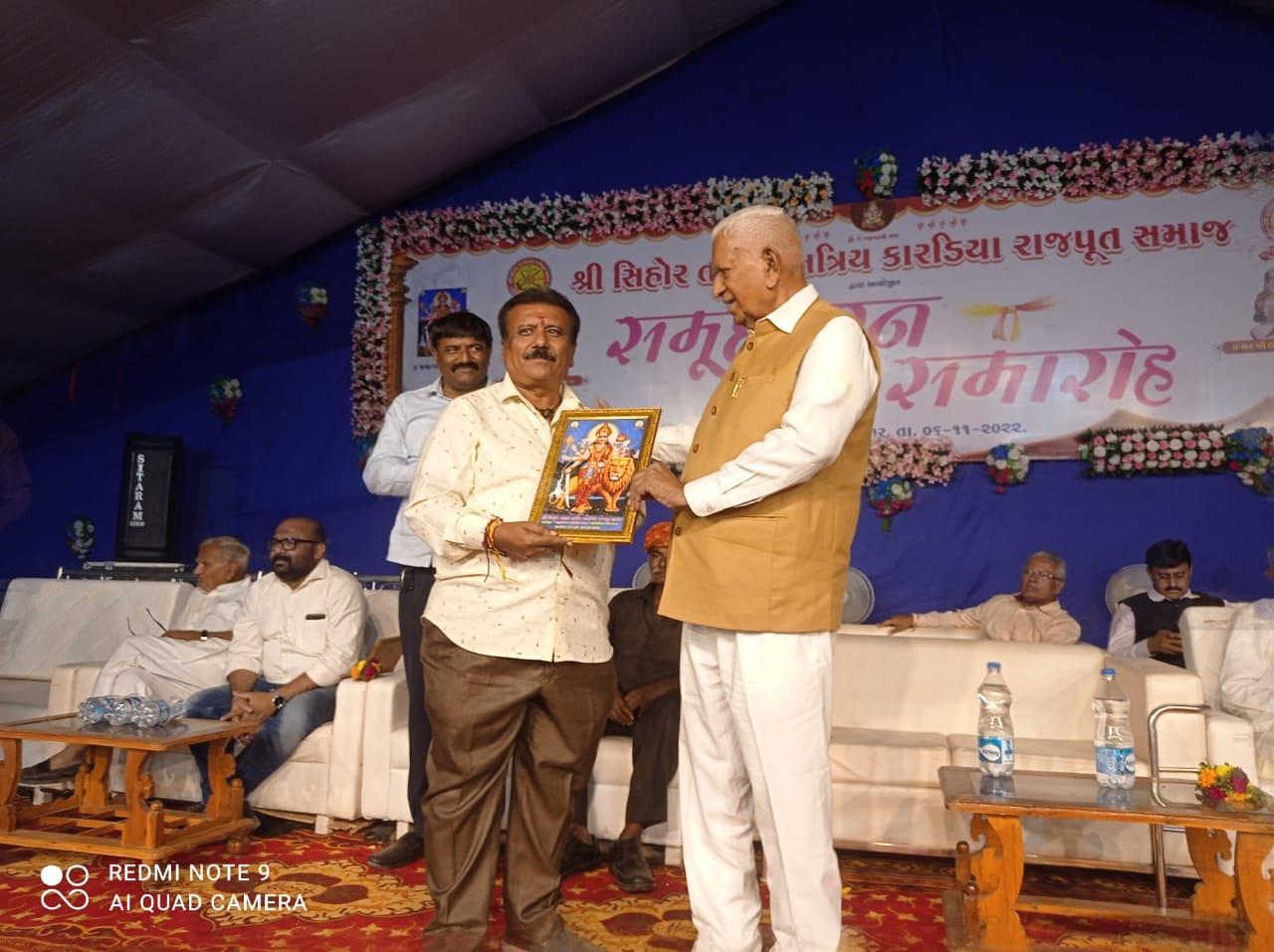 Shankhnad associate journalist Haresh Pawar was honored by Vajubhai Vala