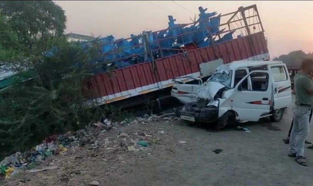 accident-between-a-car-and-an-icer-truck-near-navagam-on-sihore-bhavnagar-two-children-died