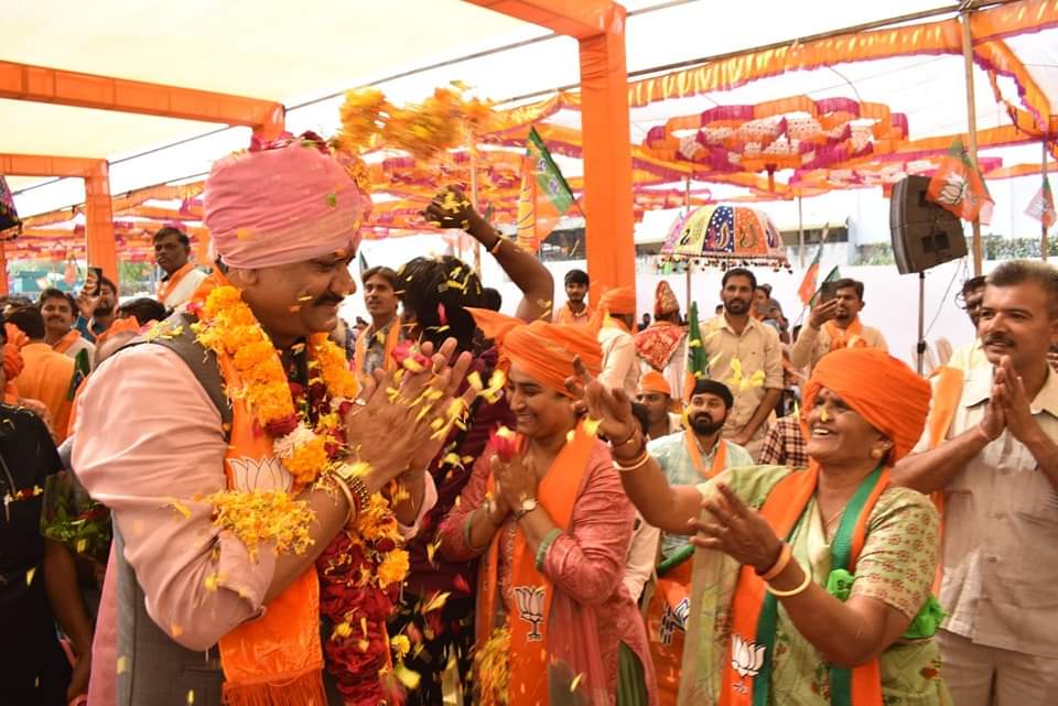 With great confidence of victory, Jitu Vaghani held a mass meeting and filled the nomination form with the supporters.