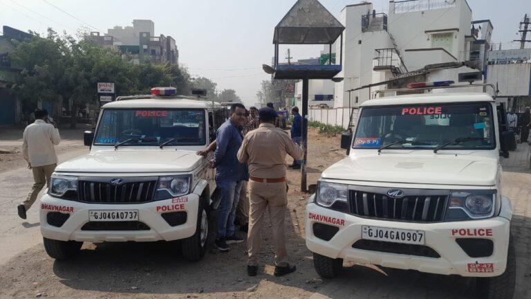 Bhavnagar: Garbage of Diwali crackers was found in Gokuldham society and explosives were found.