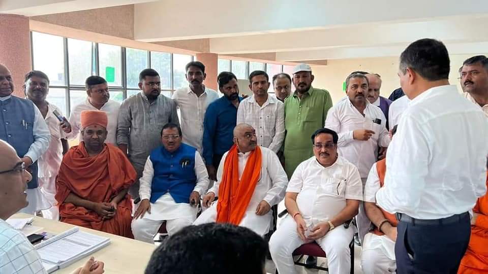 BJP candidate Shunbhuprasad Tundia filed his candidature for Garhda seat, CR Patil was present.