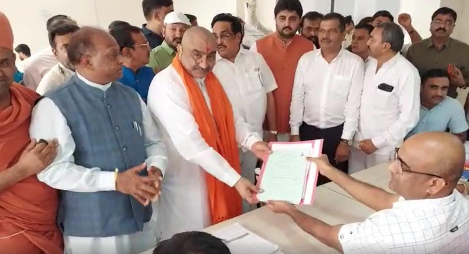 BJP candidate Shunbhuprasad Tundia filed his candidature for Garhda seat, CR Patil was present.