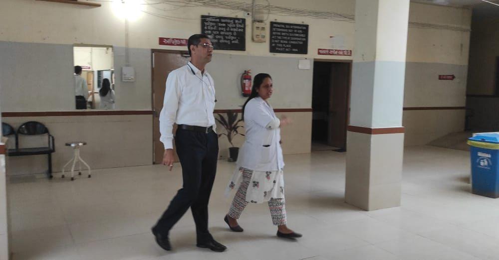 district-health-officer-manish-fancy-on-a-surprise-visit-to-sehore-government-hospital