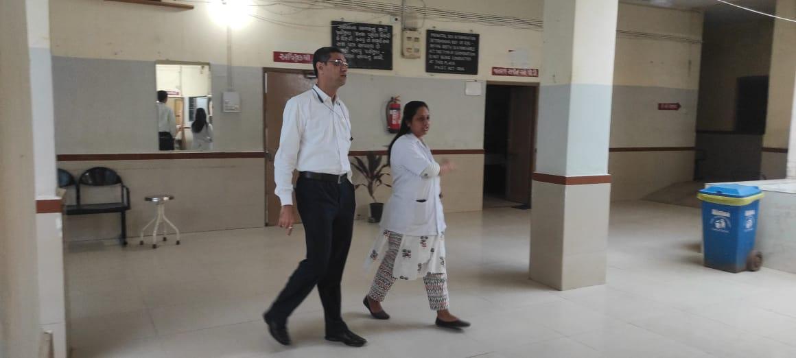 district-health-officer-manish-fancy-on-a-surprise-visit-to-sehore-government-hospital