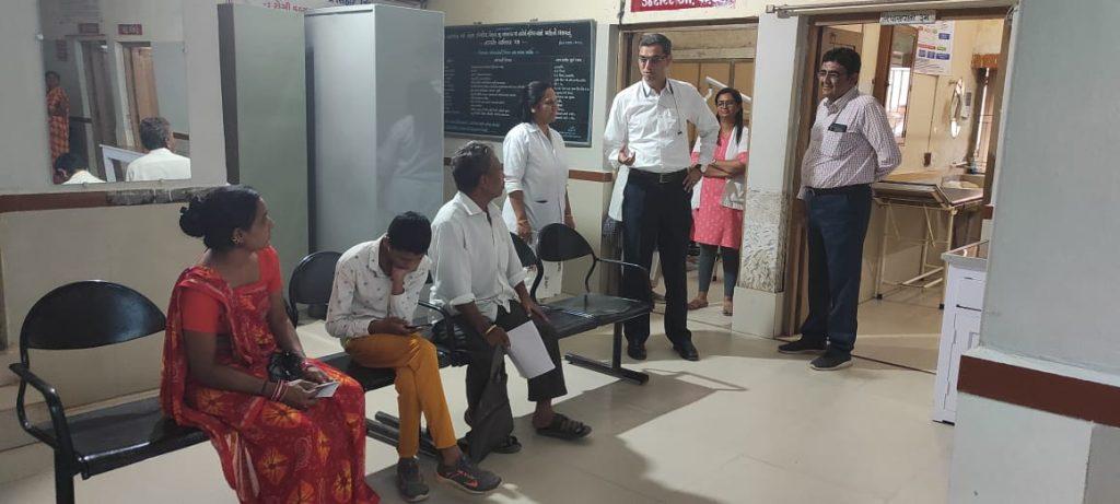 district-health-officer-manish-fancy-on-a-surprise-visit-to-sehore-government-hospital