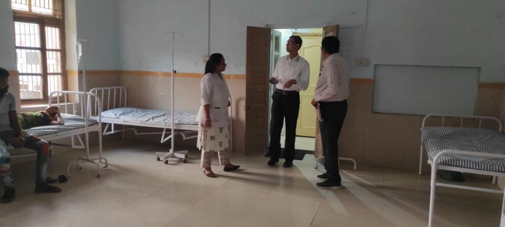 district-health-officer-manish-fancy-on-a-surprise-visit-to-sehore-government-hospital